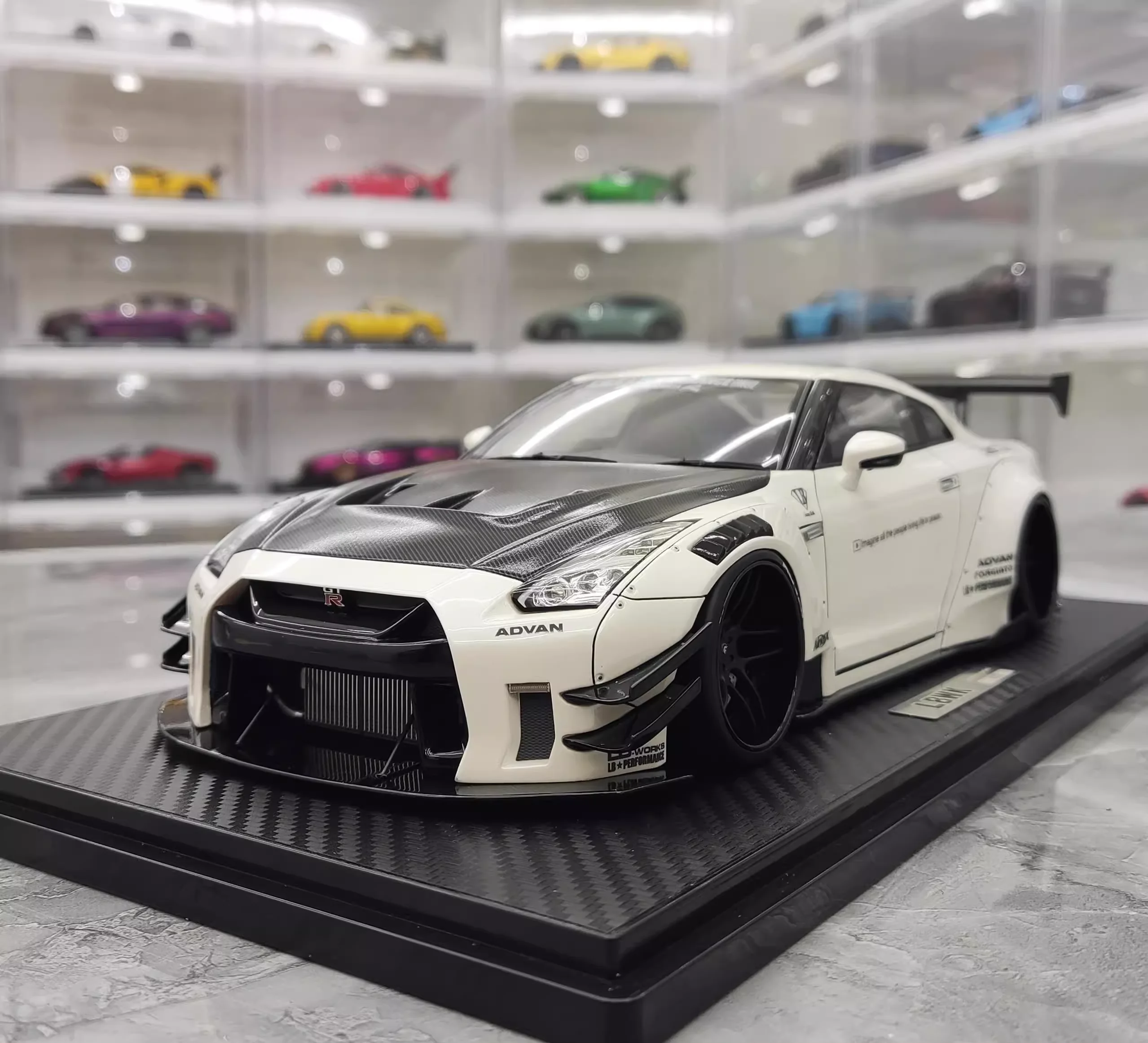 

IG 1:18 GTR R35 LBWK White JDM Simulation Limited Edition Resin Metal Static Car Model Toy Gift