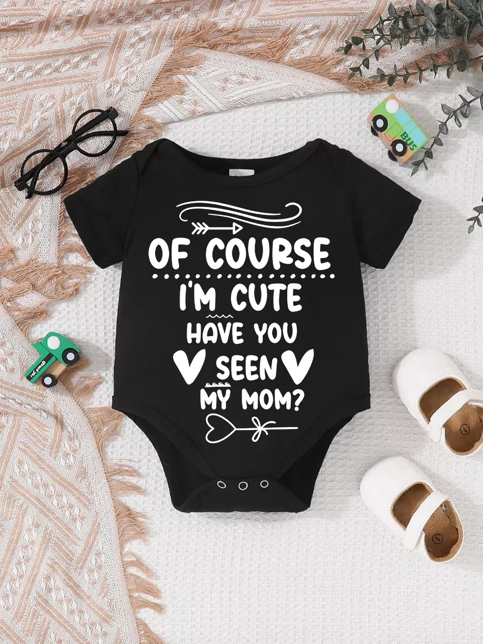 Baby short-sleeved triangle bodysuit, fun letter print, button design, easy to care for, suitable for new parents.