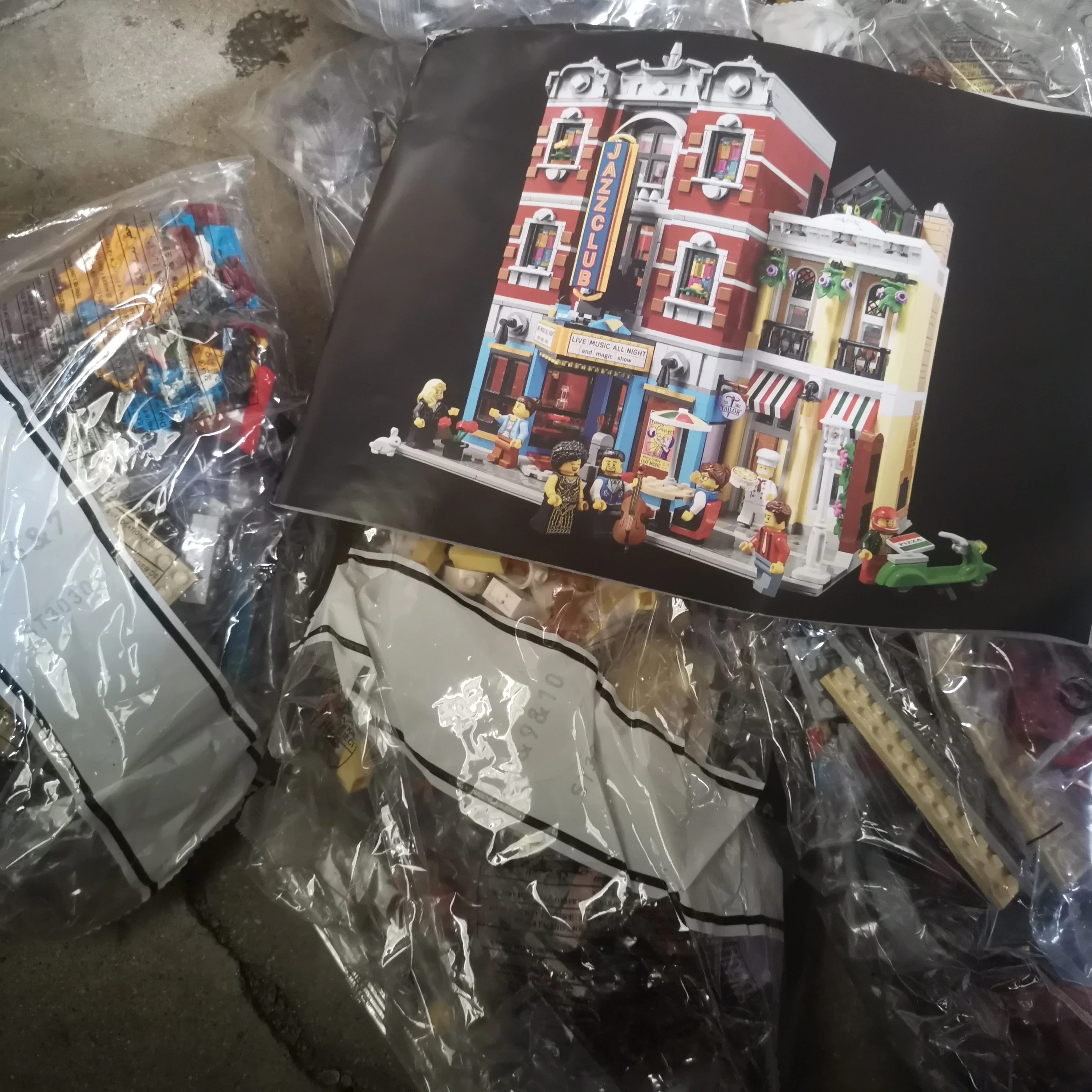 

В наличии Рождественский подарок на день рождения, 2899 шт., джазовый клуб и пиццерия, совместимый с 10312 строительными блоками, кирпичами