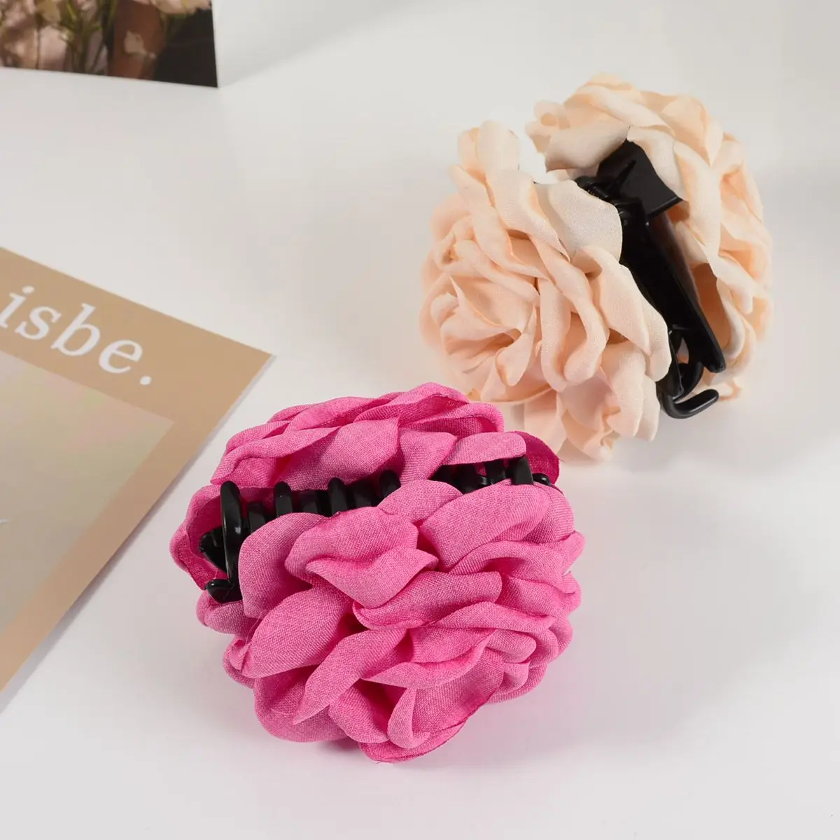 Vintage-Haarspange aus einfarbigem Stoff, modisches Haaraccessoire für Mädchen, dreidimensionale Rosenblüten-Haarspange für Damen, elegante Haarspange im Hai-Design, handgefertigte Haarspange mit Stoffblume, Damen-Haaraccessoire. – Detail 6