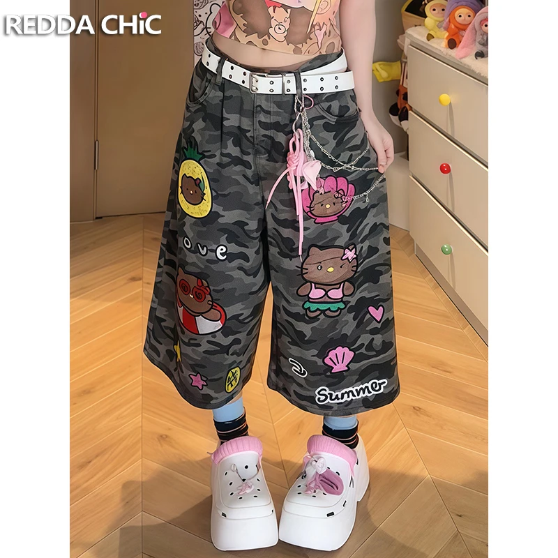 

ReddaChic, милые женские джинсовые шорты с мультяшной вышивкой, камуфляжные плиссированные карманы с низкой талией, широкие джинсовые шорты, большой размер, уличная одежда в стиле ретро