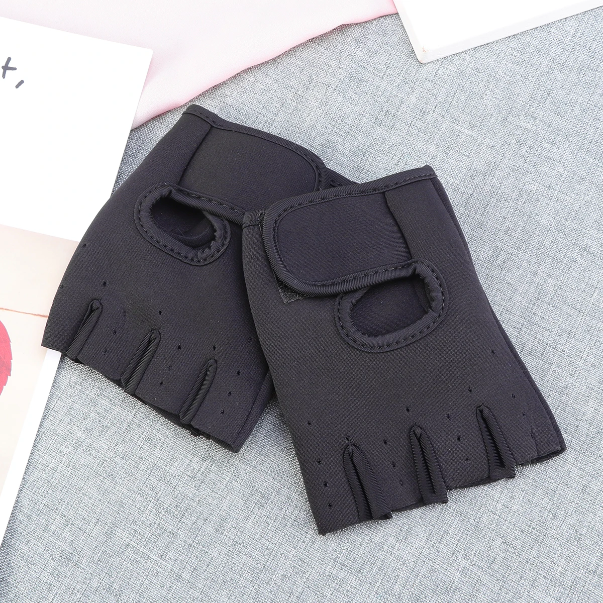 

1 Pair Anti-Slip Half Finger Gloves L Black Rubber Material For Yoga Dumbbell Barbell Weightlifting Fitness Gym Training