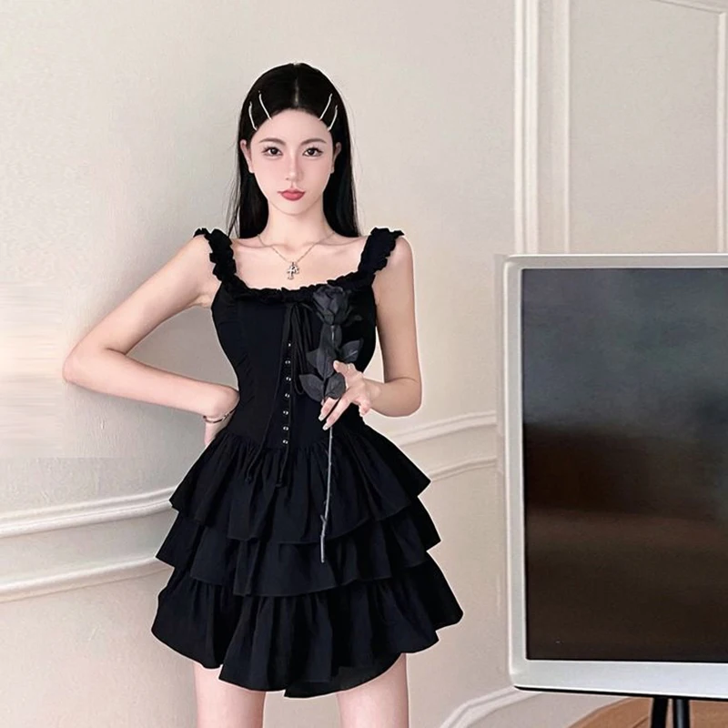 فستان نسائي قصير بدون أكتاف للحفلات بحمالات سوداء وحمالات منفوشة مهدب