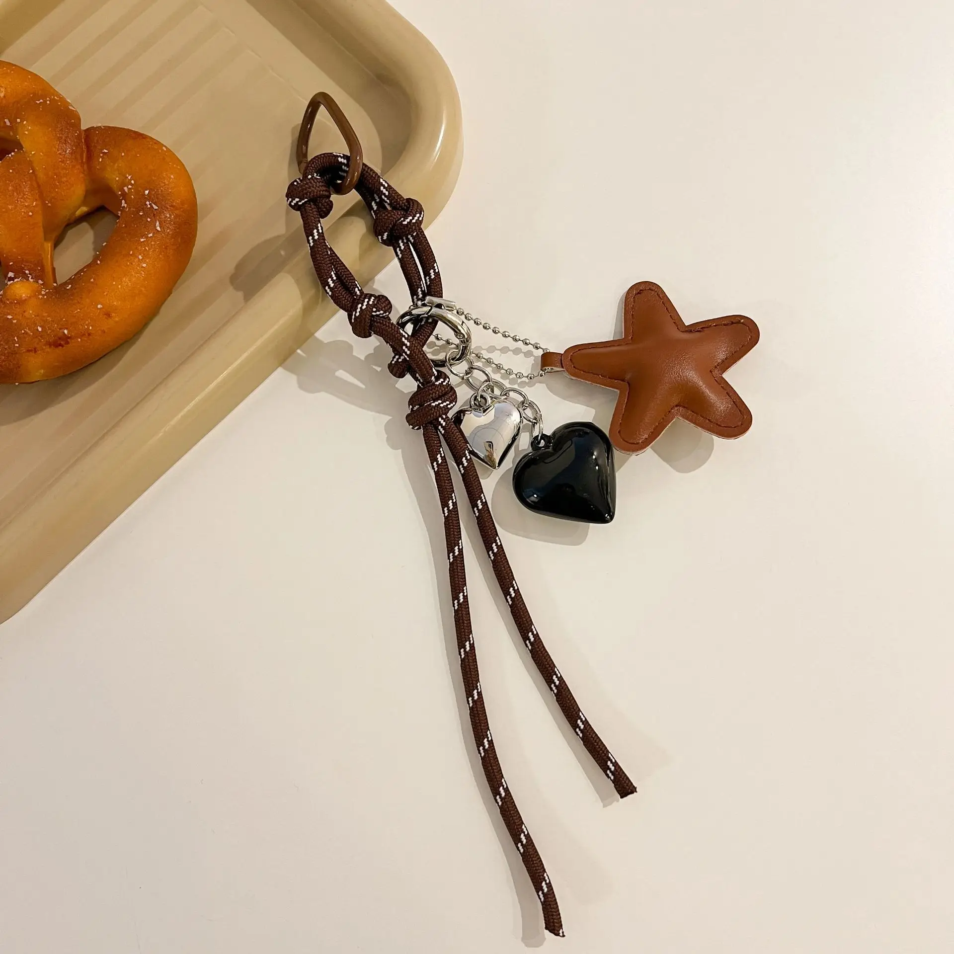 LLavero de cuerda con hebilla de montañismo de Color sólido con estrella de cuero rosa a la moda, bonito llavero decorativo con colgante de corazón negro y plateado