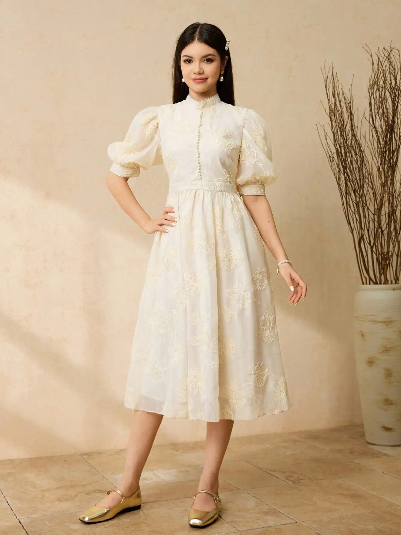 

Элегантное кружевное платье до колен с вышивкой, воротником-стойкой и пышными рукавами