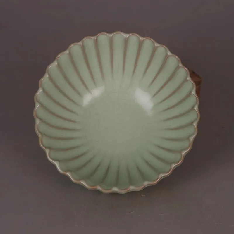

Song Dynasty Ru Kiln celadon-glazed sunflower-mouth porcelain bowl, an antique collection decorative item