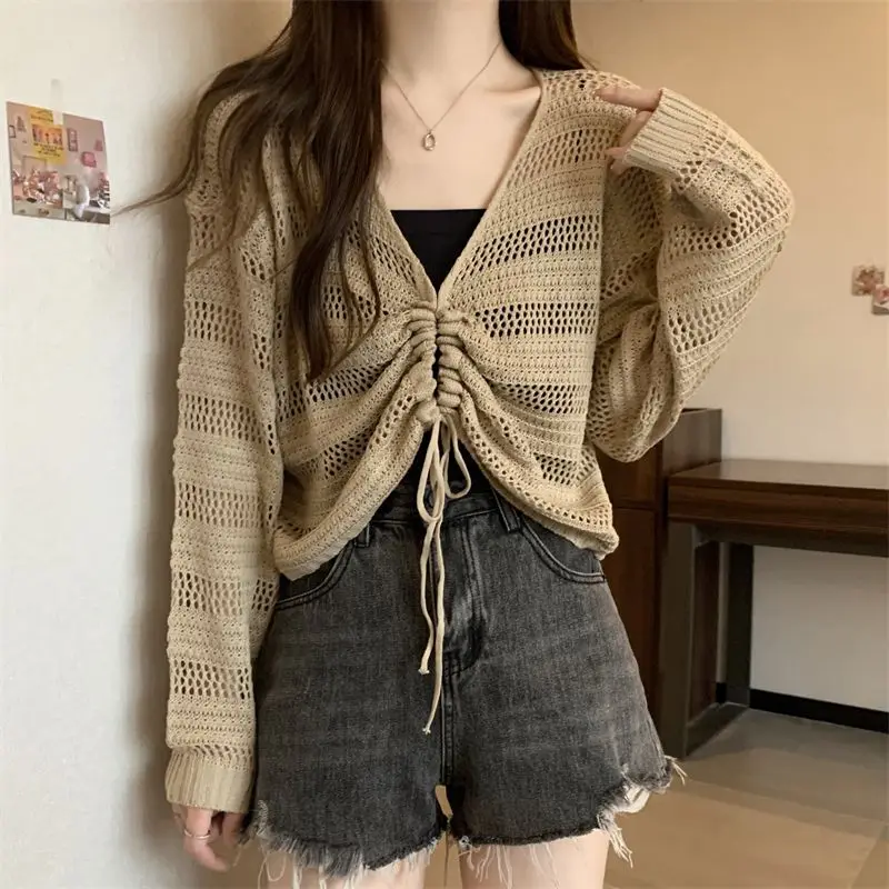 Vintage Hollow Out topy odzież damska sznurek z długim rękawem cienki dekolt w serek koszulka z dzianiny moda codzienna wiosenny letni top