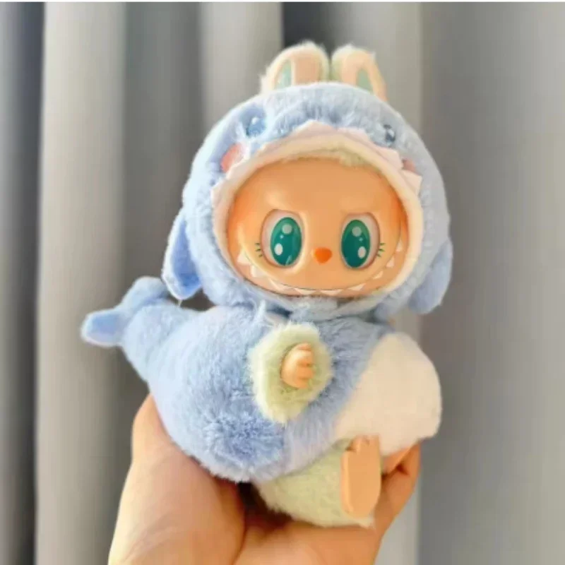 

Милый мини-плюшевый костюм Labubu 17 см, аксессуары для куклы, одежда для корейской куклы Kpop Exo Idol, костюм для сидения, подарок своими руками