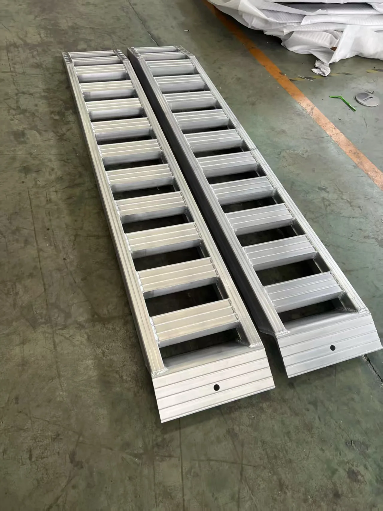 High Quality Durable Aluminum Loading Ramp for Trailers Essential Garden Tool Holder view 5