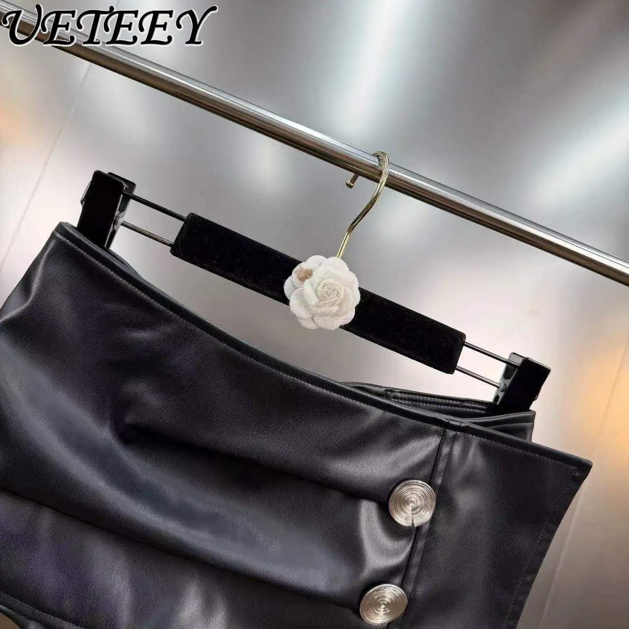 Falda Pantalón Corta de Cuero Sintético con Diseño Irregular y Botones Grandes, Estilo Picante y Fresco de Primavera 2026, Falda Pantalón Corta Negra Sexy para Mujer