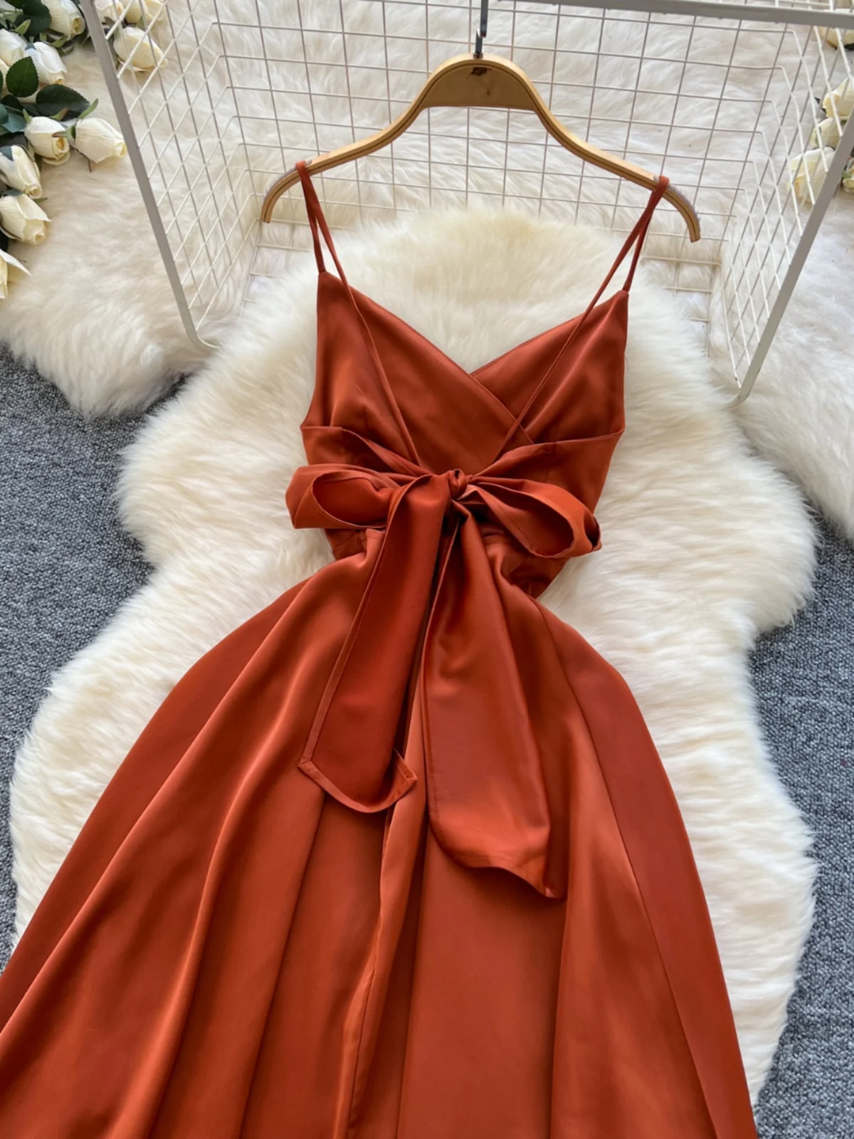 กระโปรงทรงเอ ผ้าซาติน ผ่าหน้า คอวี สายไขว้ ผู้หญิง กระชับเอว ทรงสลิม ผ้าพลิ้ว ยาว สไตล์เกาหลี