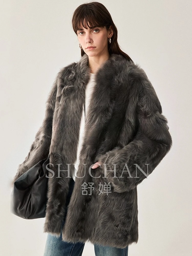 Новый зимний силуэт, легкие полукудрявые волосы