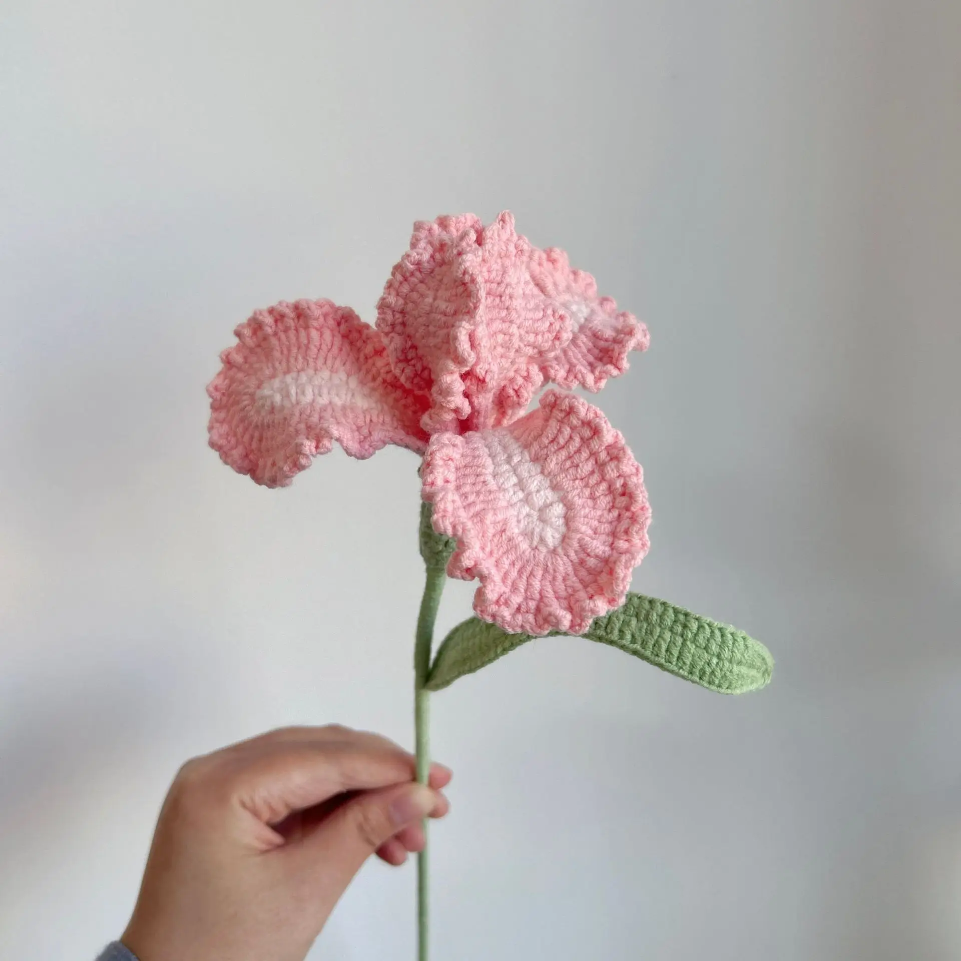 Wunderschöner gehäkelter Iris-Blütenzweig, handgemachter gestrickter Blumenstrauß, künstliche Blumen, Raumdekoration, Geschenk für den Schreibtisch. – Detail 3