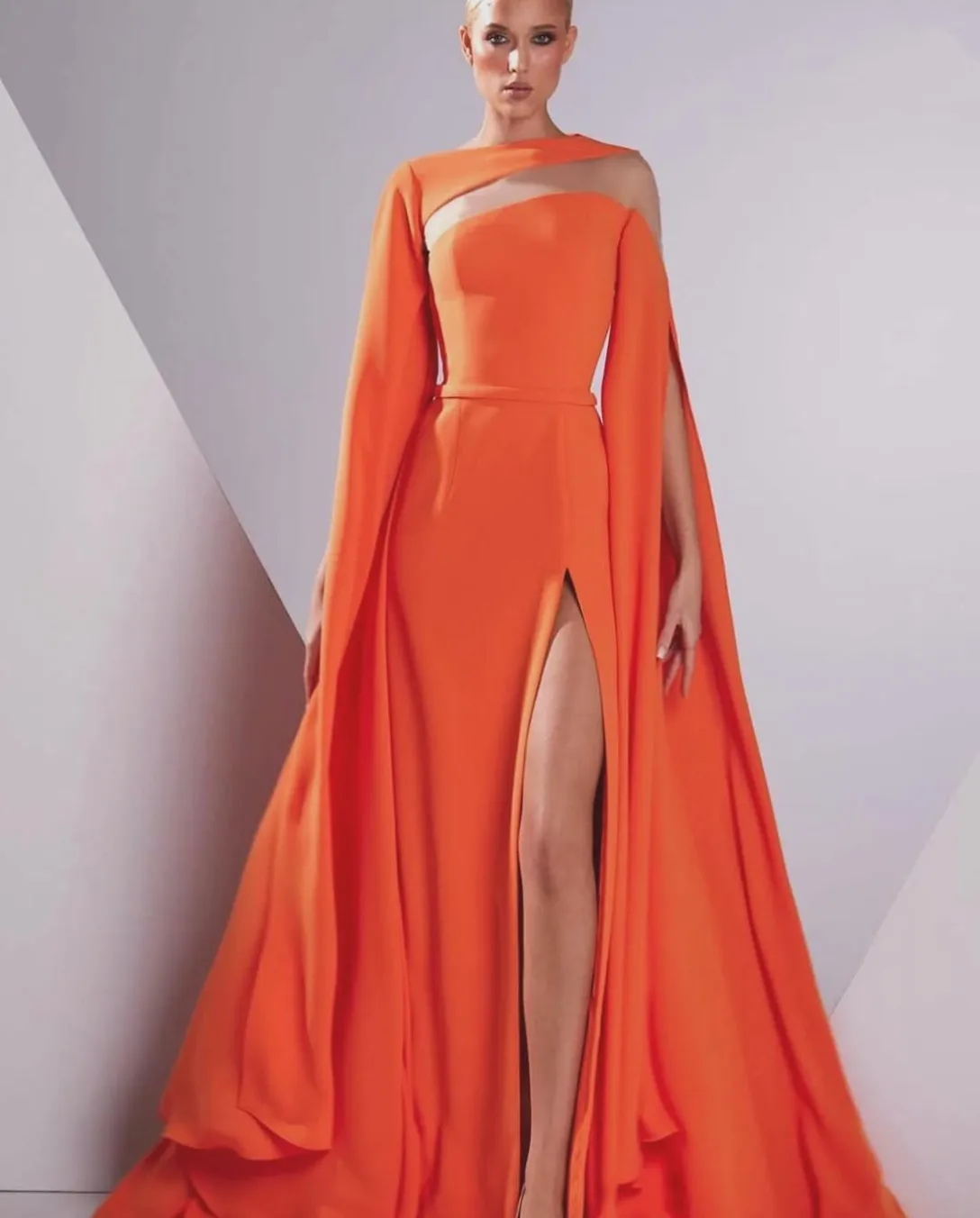 Op maat gemaakte lange crêpe-avondjurken met split/cape zeemeermin geplooid فسات Bravo • vloerlengte galajurk voor dames