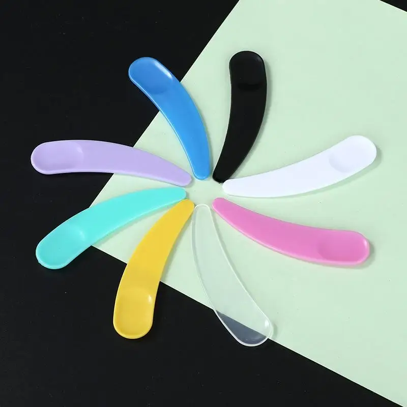 ♥ ♥ ♥ Cuillère distributrice de crème en forme de croissant, bâton de mélange de masque utilisé en Salon, cuillère à masque en plastique 100 pièces