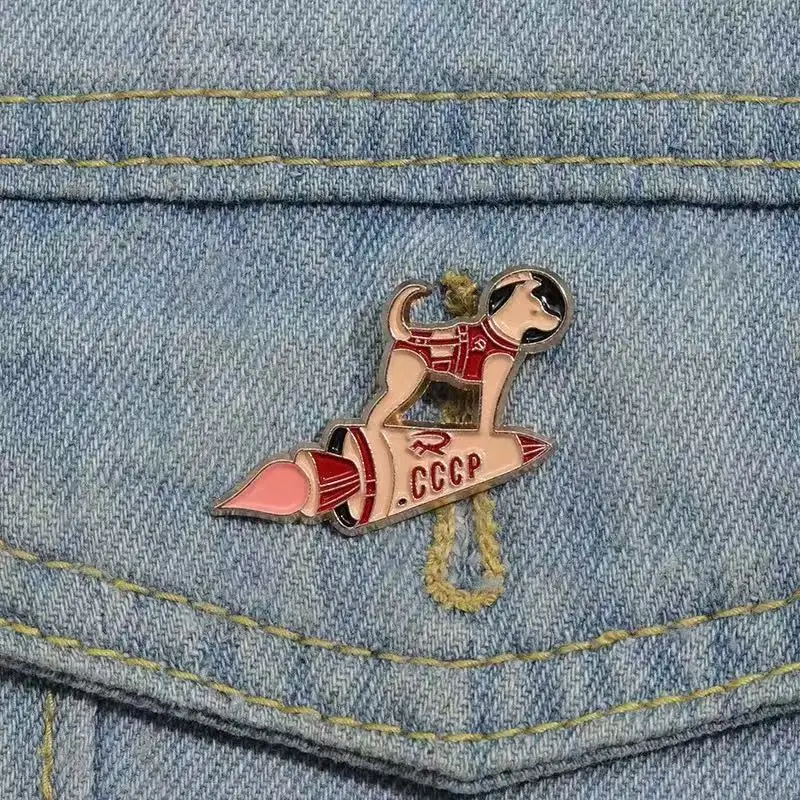 

Креативное милое украшение в форме собаки в виде периферийных устройств для кино и телевидения в сочетании с брошью