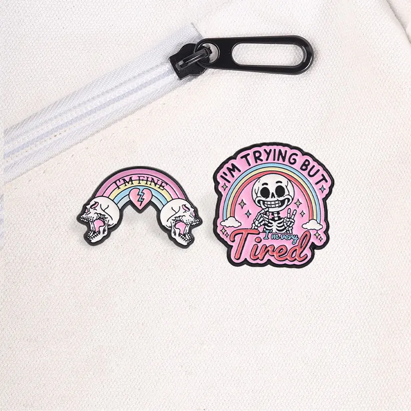 Emotional Support Skelett Emaille-Abzeichen-Set Rosa Regenbogen „Im Fine“ Meme-Pin Legierungs-Broschen Revers-Rucksack-Schmuck Geschenke – Detail 4