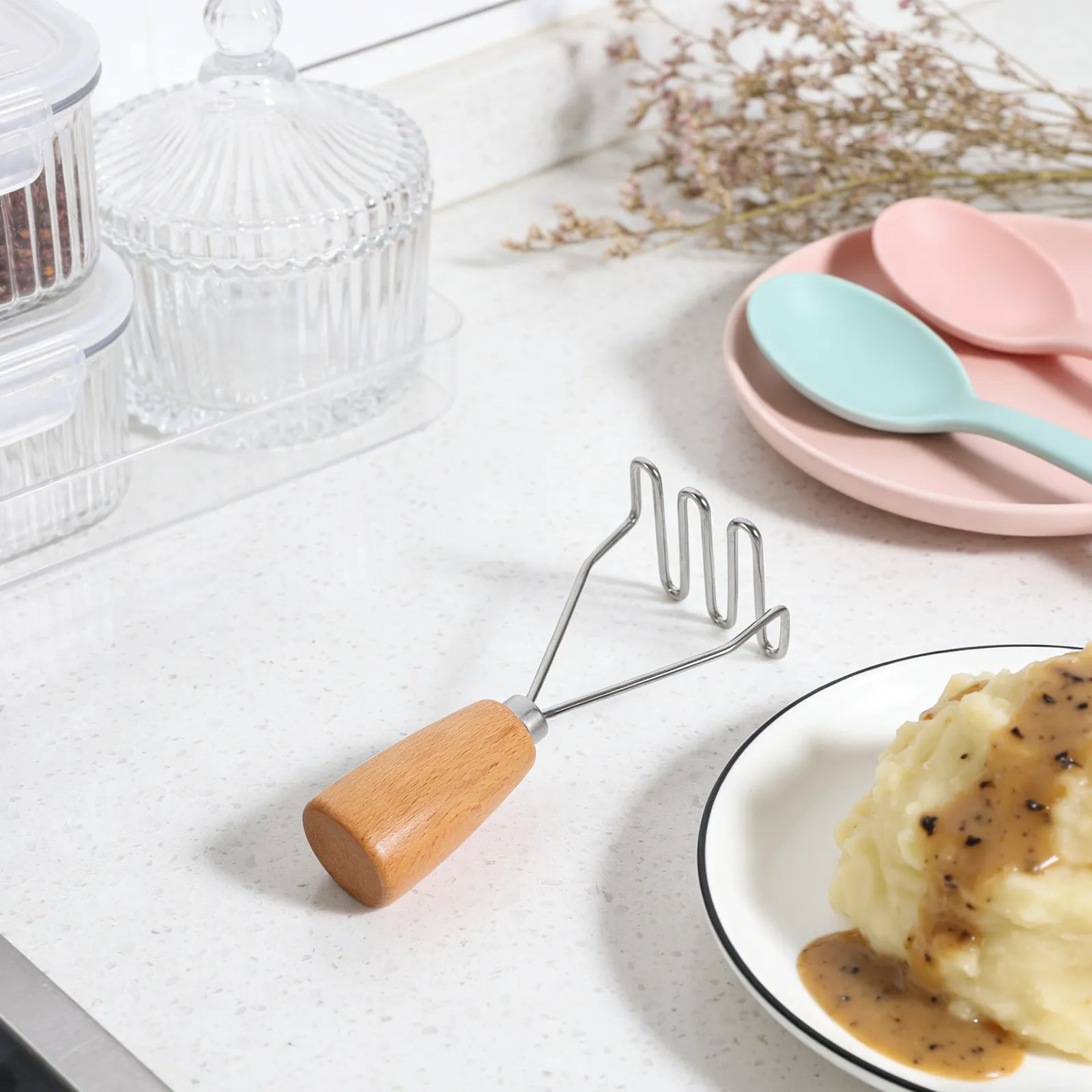 espremedor-de-batatas-em-aco-inoxidavel-com-cabo-de-madeira-natural-para-amassar-batatas-e-cenouras-limpeza-sem-esforco