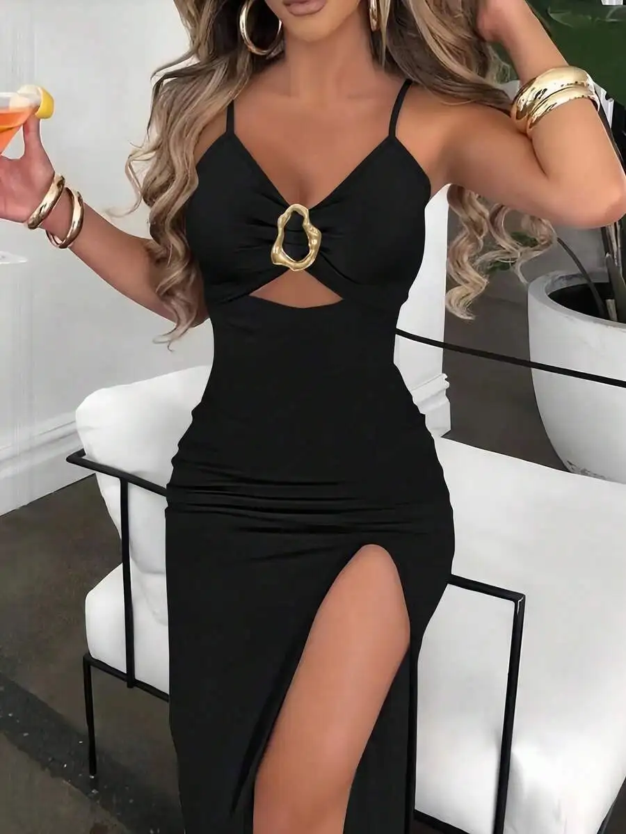 

Черное облегающее платье с V-образным вырезом, высоким разрезом и золотой пряжкой для вечерних или курортных мероприятий