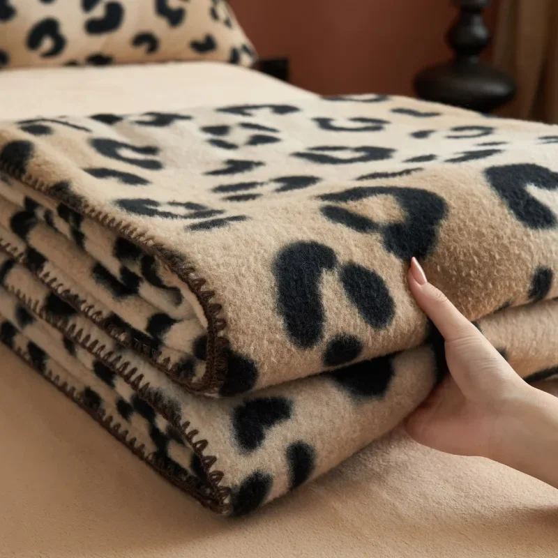 

Новинка 2025 года, утолщенное одеяло из искусственного кашемира с молочным флисом, шаль, полотенце, одеяло из кораллового флиса, офисное одеяло для сна