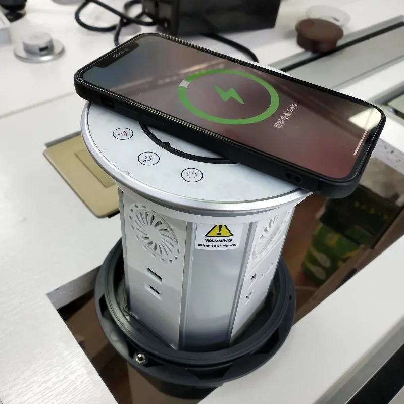 Presa di corrente universale IP65 Wifi Smart Kitchen Cabinet Presa pop up motorizzata Presa pop up da tavolo retrattile con altoparlante