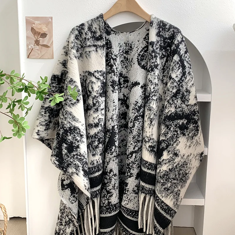 Women\'s Oversized Shawl Scarf Poncho in Vintage Watercolor Print with Fringes Vintage Knit Double-sided Poncho Cape Scarf