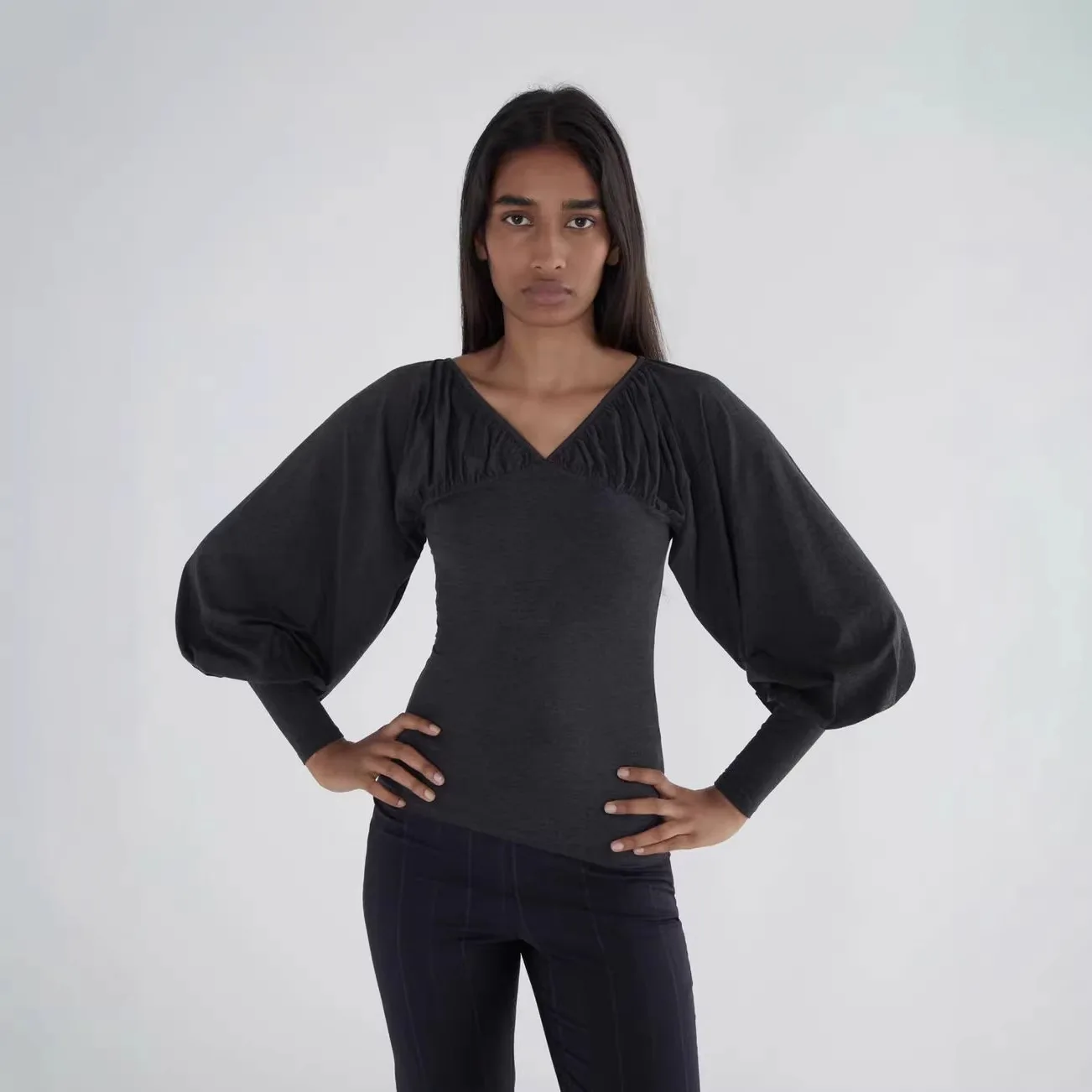 

Paloma Wool Women's Slim Fit Long Sve T-irt V-Ne Pleated Lantern Sve Comfortable Faionable Spring Autumn Top