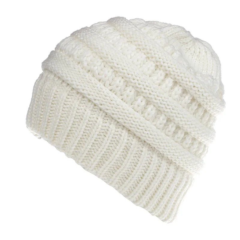 Rimani al caldo ed elegante con questo cappello a berretto invernale con PonytaWinter termico senza tesa!