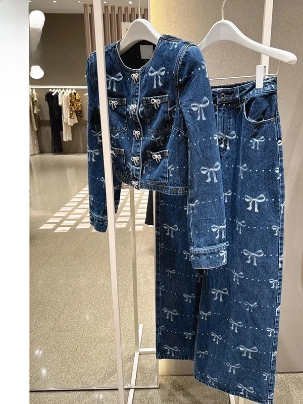 

Зимний повседневный комплект из хлопкового денима с принтом в виде бантиков: куртка и брюки, женский модный костюм из двух предметов, укороченный, с длинными рукавами.