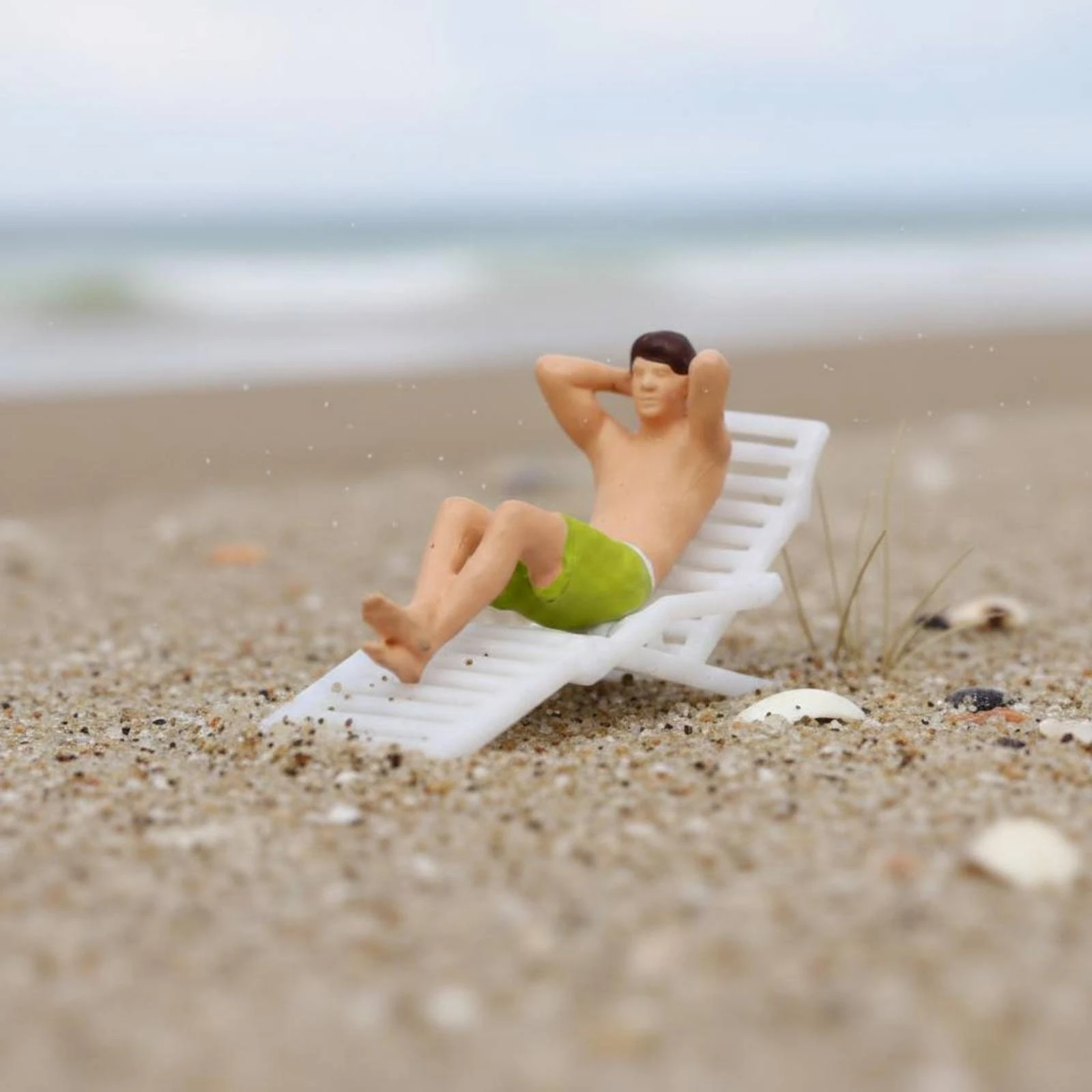 6 Pieces 1:64 Scale Beach Model Seaside Theme Beach Lounge Figurine Sunbathing Mini Figure Realistic Vacation Scene Figures