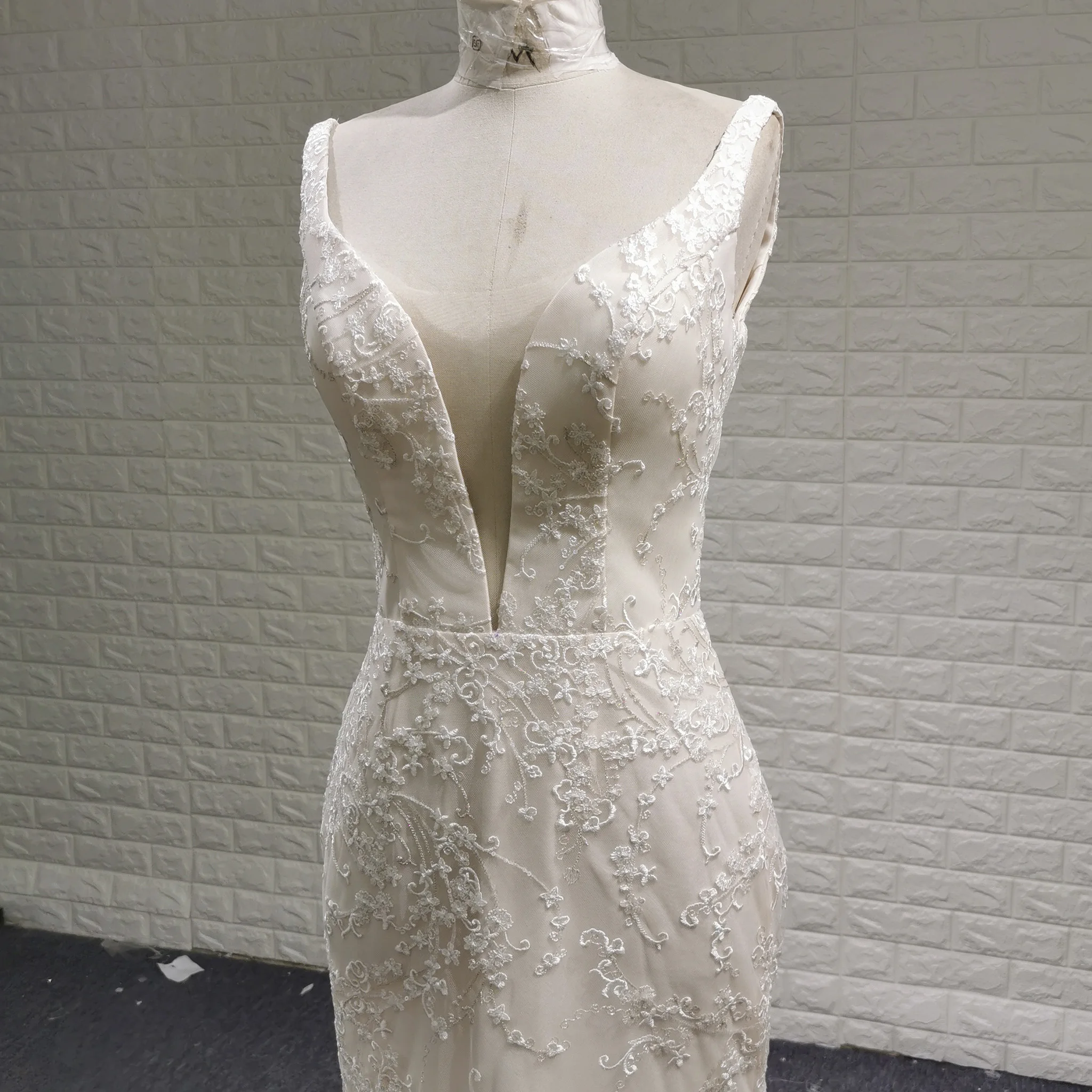 Suknia ślubna Rosymae Light Champagne w stylu syreny, dekolt w serek, kwiatowa koronka, odkryte plecy, elegancka, wygodna suknia na ślub na plaży lub na świeżym powietrzu.