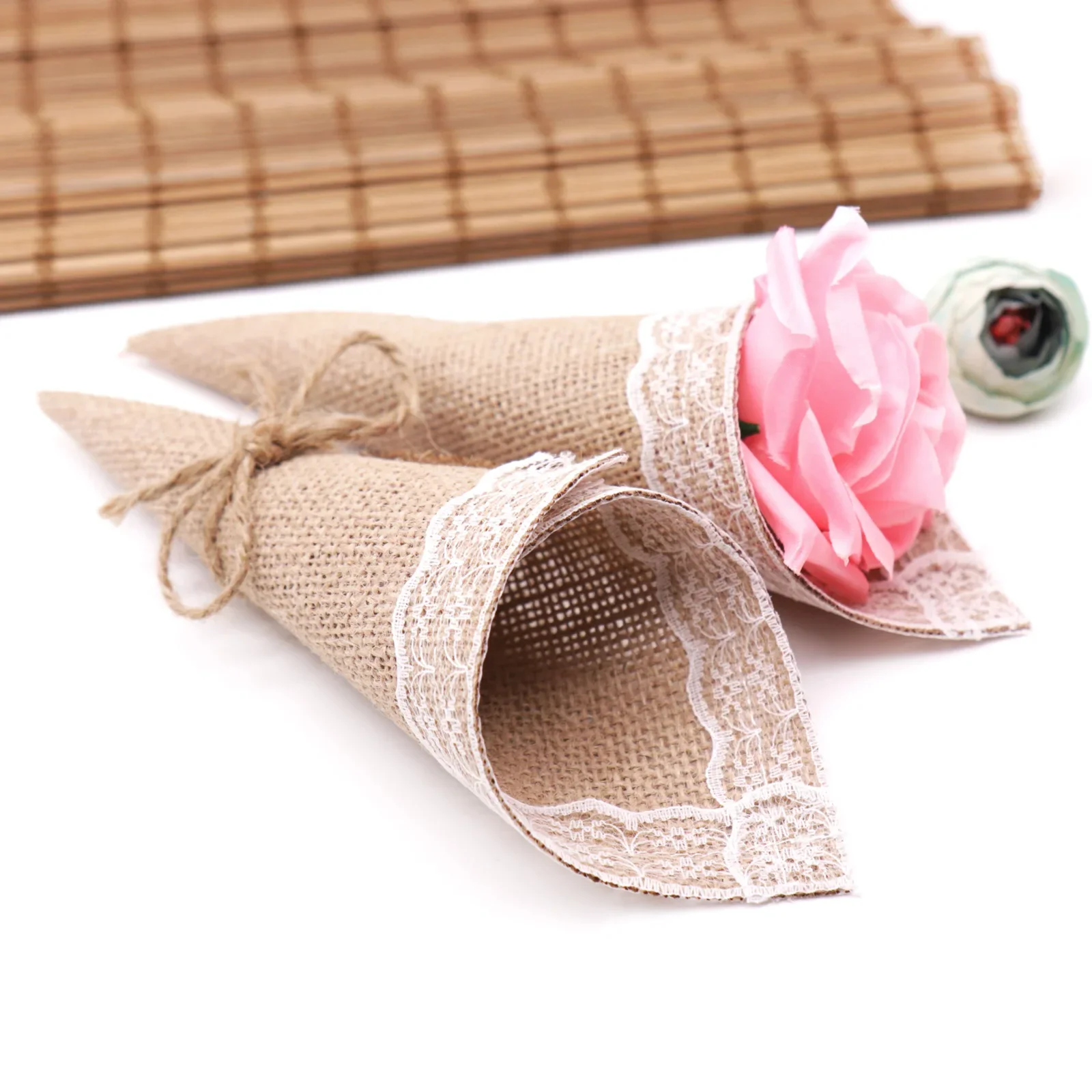 50pcs/lot 15*15cm Burlap Jute Hessian Pew Cones Bouquet Bag Flower Holder for Christmas Party Baby Shower Supply Wedding Decors