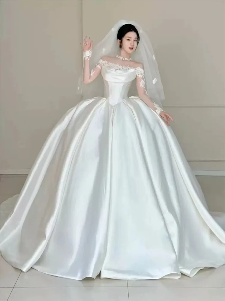 Een nieuwe satijnen jurk met figuur en grote staart om uit te gaan