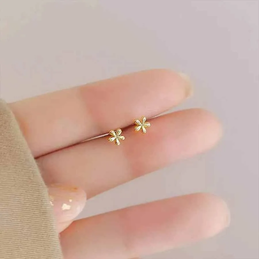 Anting-anting kecil geometri, aksesori anting-anting kecil sederhana warna emas trendi untuk perempuan