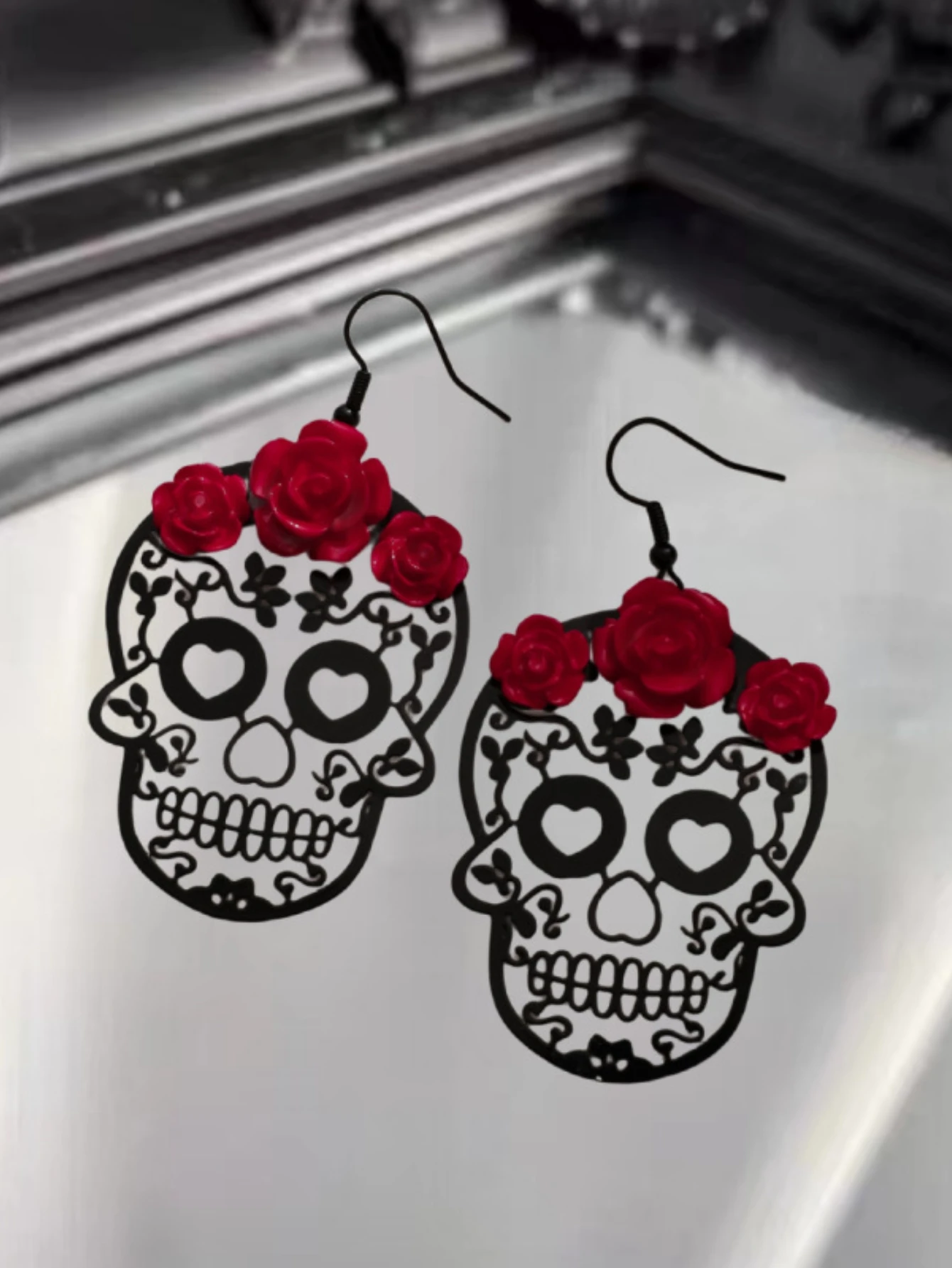 A pair of Halloween dark Gothic rose hollowed out love skull earrings for female earrings