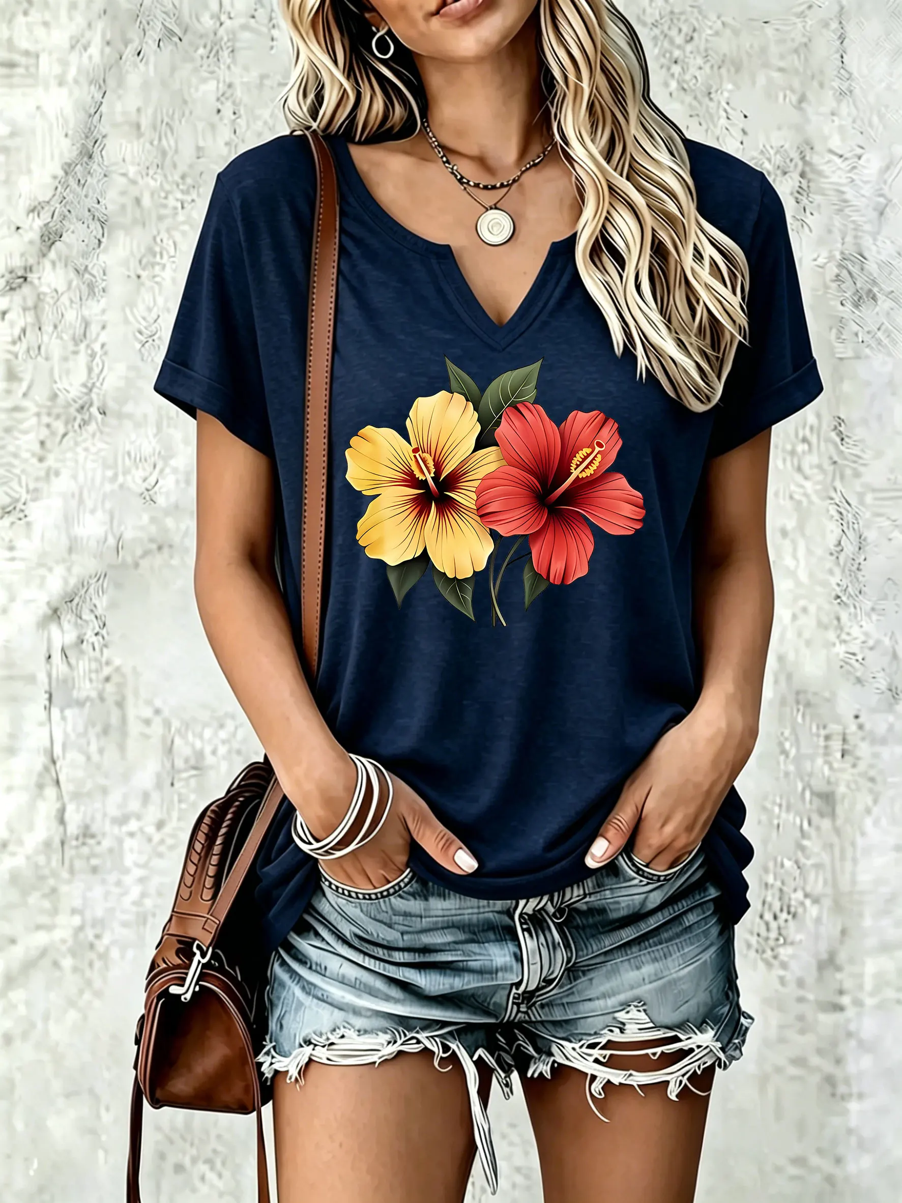 Damen-T-Shirt mit V-Ausschnitt und kurzen Ärmeln, leuchtendem Hibiskusblüten-Print und frischen grünen Blätterelementen, lässiges Sommer-T-Shirt – Detail 3