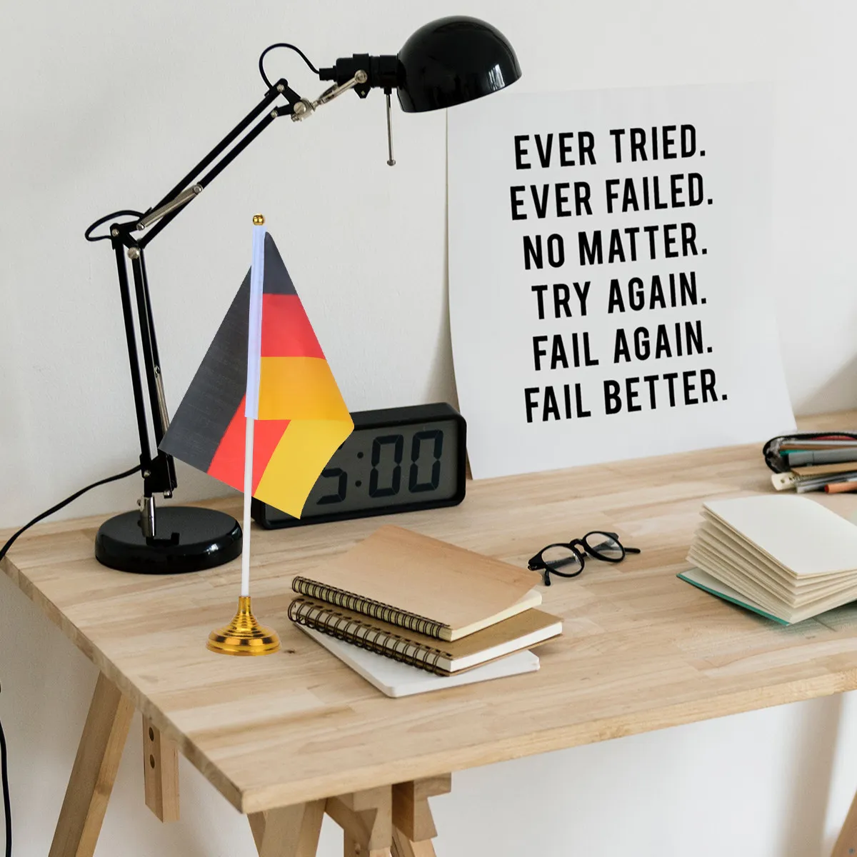 

Набор из 12 миниатюрных настольных флагов Германии с полиэстеровым основанием на пластиковой подставке для офиса, дома и праздничного декора