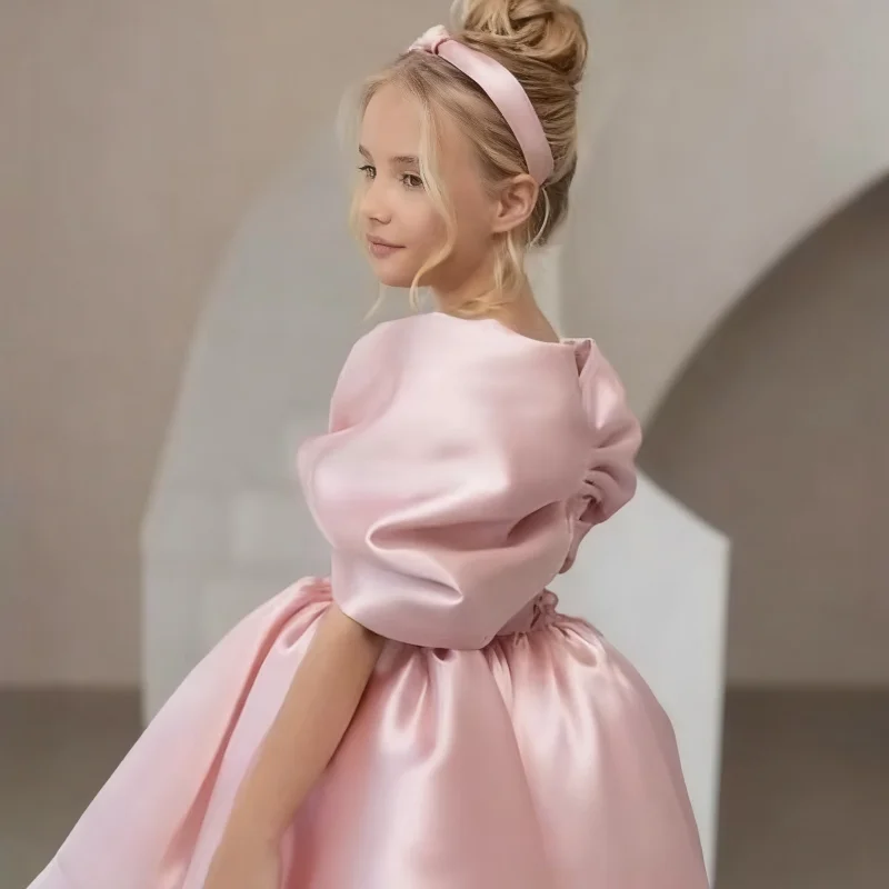 فساتين مخصصة لفتاة الزهور لحفلات الزفاف من الساتان مع فيونكة مكشوفة الأكتاف بسيطة للأطفال لحفلات أعياد الميلاد الأولى