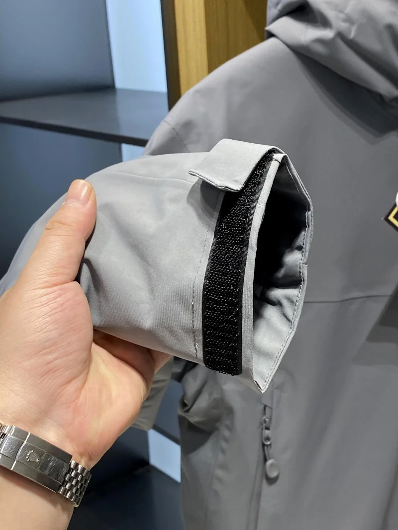 

Tee-in-One Detachable High-End down Jaet for Men Winter Sports Sle Warmth Nylon Fabric Zipper Closure Hooded Coat