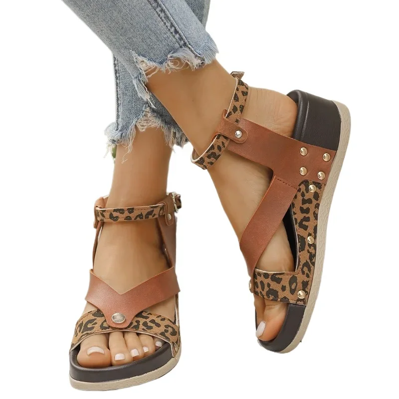 2025 الصيف الكاحل التفاف المرأة في الهواء الطلق صنادل أرضية مشبك حزام أسافين عادية مختلط الألوان حجم كبير أحذية مشي اليومية