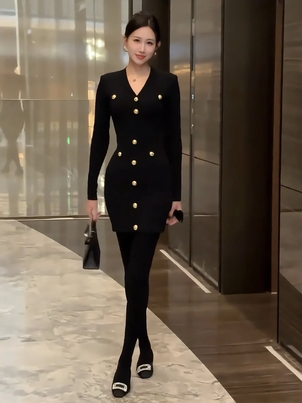 

Элегантное облегающее трикотажное платье-халат с V-образным вырезом, золотыми пуговицами, завышенной талией, короткой юбкой и модной юбкой средней длины из смесового хлопка