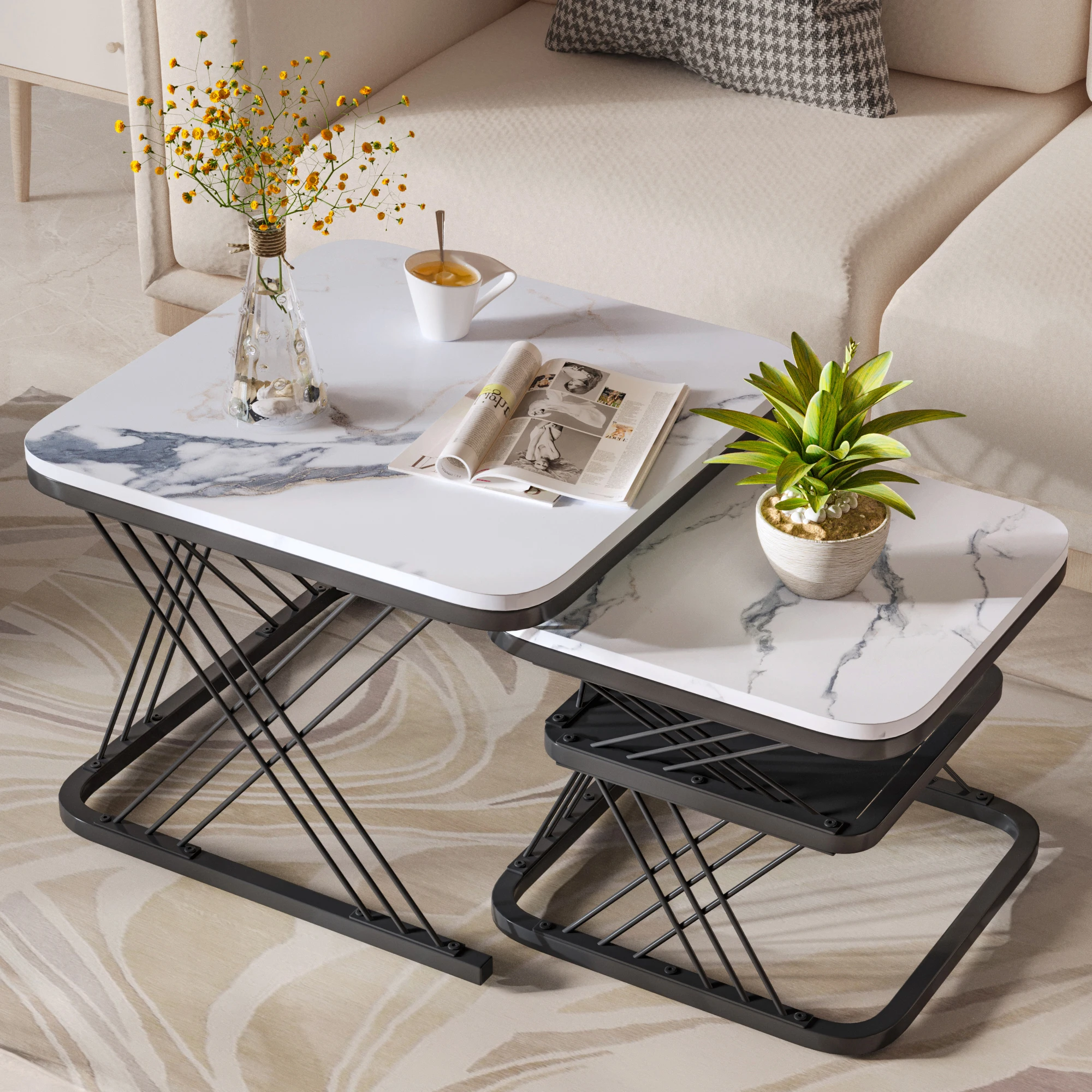 Zestaw 2 nowoczesnych stolików bocznych, PVC o wyglądzie marmuru, matowych czarnych rurek stalowych, 2 stoliki pomiarowe 65x65x45 cm i 45x45x38 cm.
