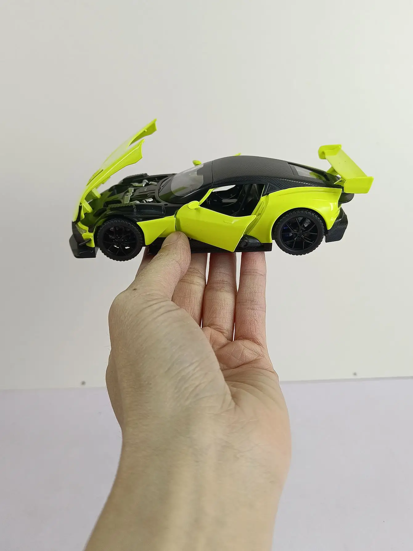 Aston martin vulcan-ダイキャスト金属合金スポーツカー,1:32シミュレーションモデル,音と光,コレクション,子供のおもちゃのギフト