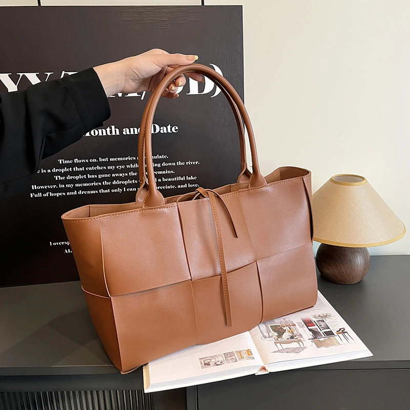 

High-End Minimalist Vintage Diaper Bag: Elegant Crossbody Handbag For Women With Designer Logo And Large Capacity Leather Tote