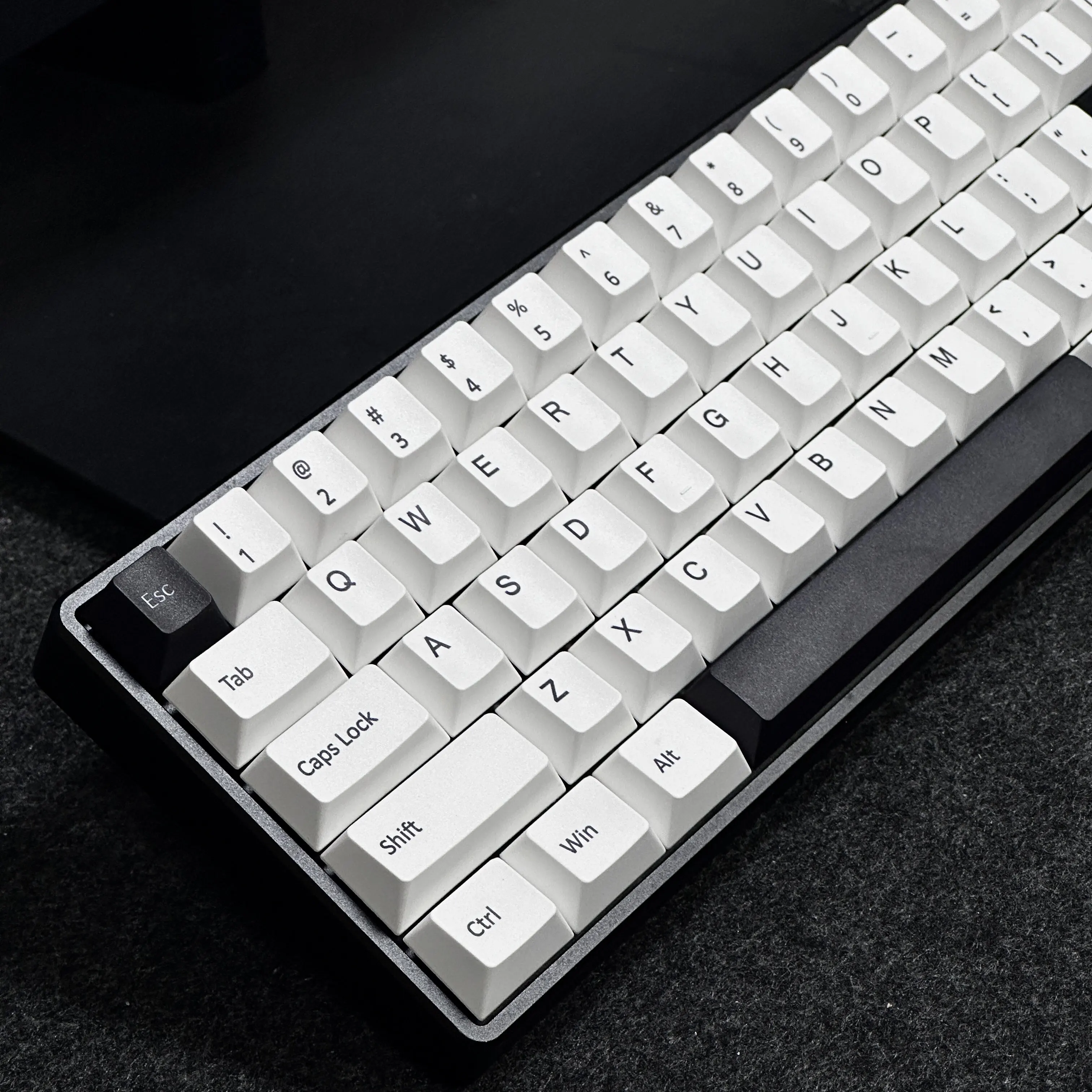 

Simple keycaps, engraved high-value PBT hot sublimation process Original factory-adapted magnetic axis mechanical axis keyboard