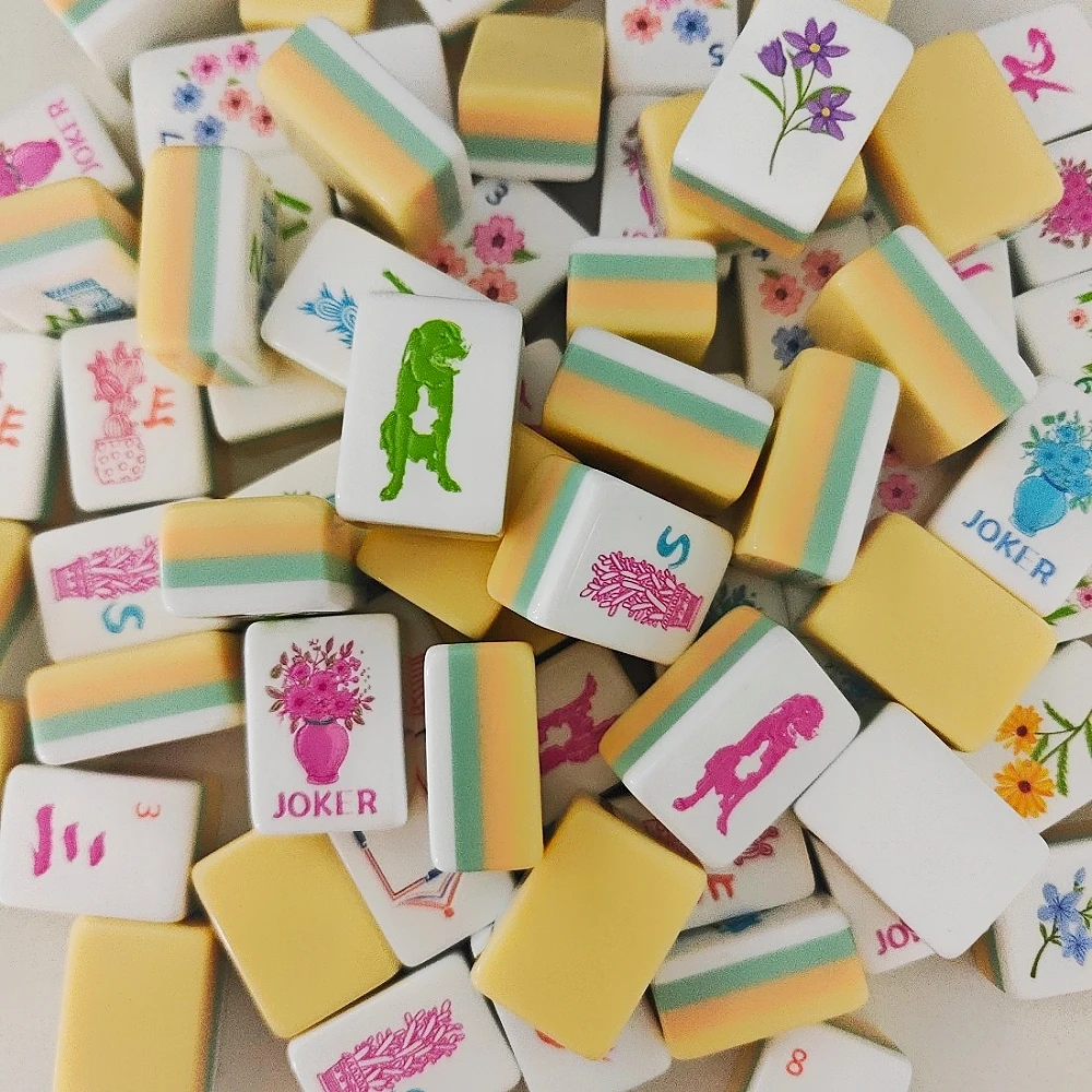 US Stock Yellow Luxury Mahjong Game Tiles Acrylic American Mahjong Set Travel Mah Jongg Sets for Leisure Party Board Games Gifts