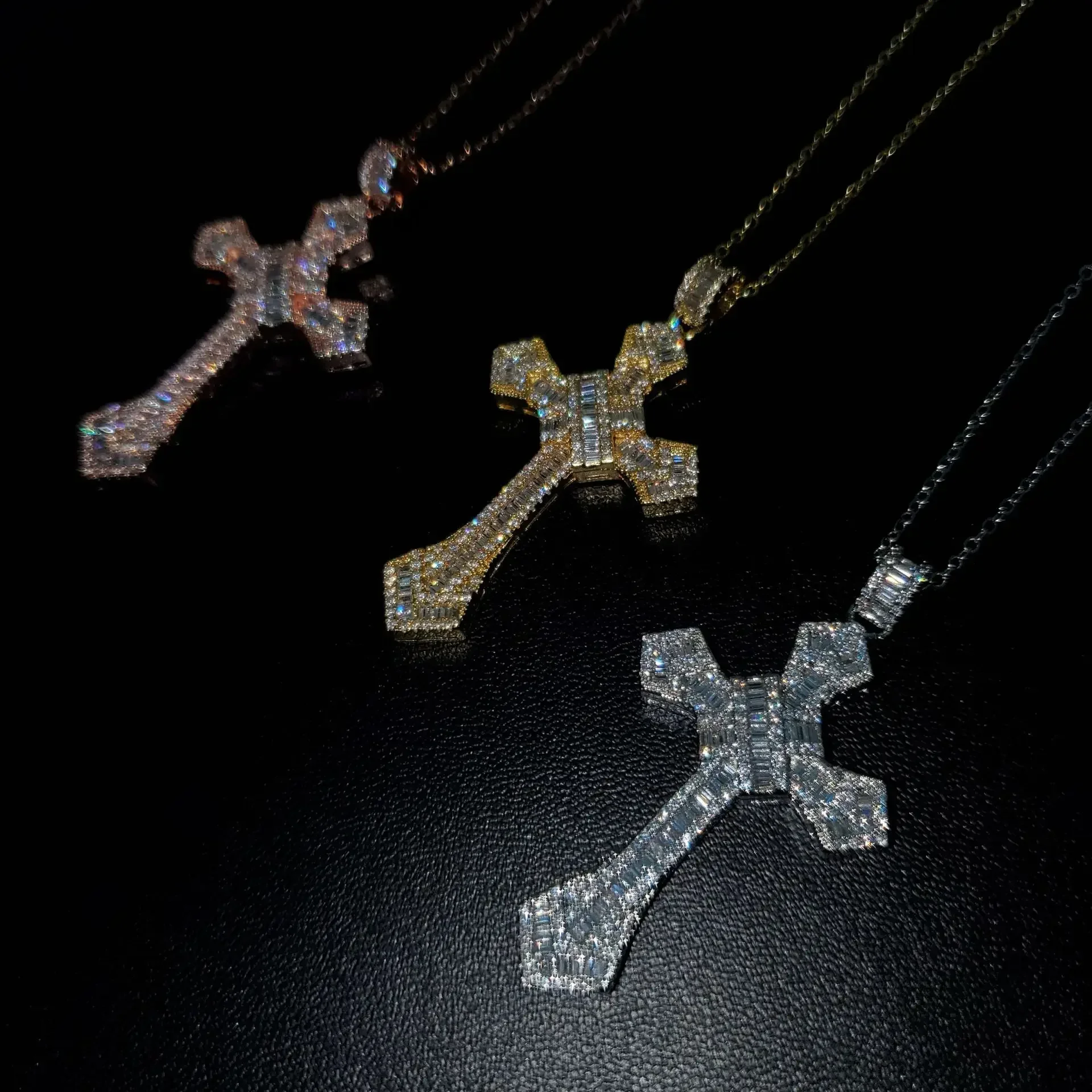 

MDL Moissanite Style.Europe And America Hip Hop Cross Necklace Exaggerated Men Women Zircon Pendant Plated 18k