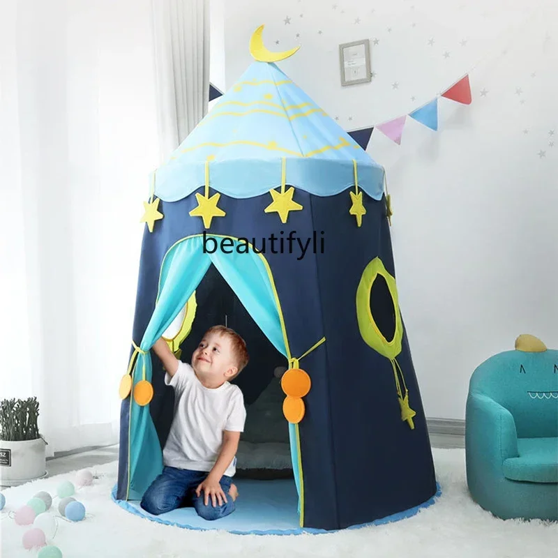 Kinderdagcadeaus, kleine tent binnen, yurt, slapende jongen apart bedartefact