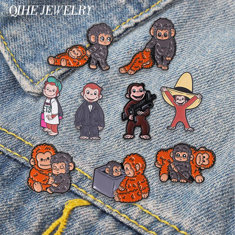 Punch The Monkey Cartoon-Emaille-Anstecknadel, neugieriger Affe, der mit einer orangefarbenen Schimpansenpuppe spielt, Brosche, Taschen- und Kleidungsabzeichen, Schmuckgeschenke
