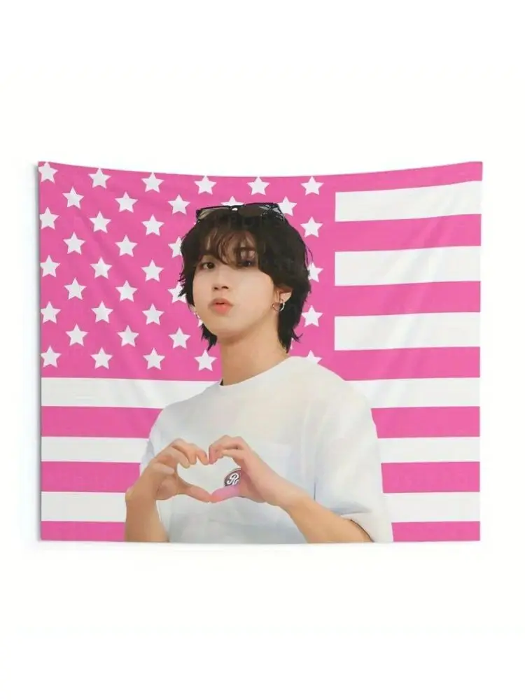 Han Jisung – tapisserie «doigt cœur», 1 pièce, Design drapeau américain rose avec jeune homme, fabrication de geste de cœur, tapisserie parfaite